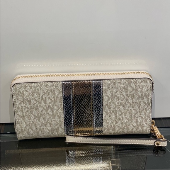 Michael Kors Jet Set
Travel Large Signature
Logo and Metallic Continental Wallet - Picture 11 of 13